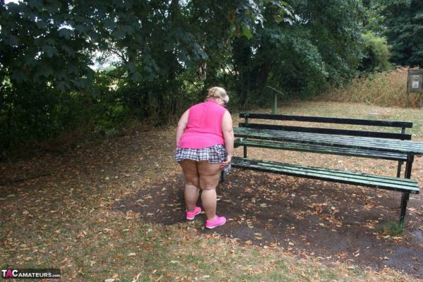 Тучная британская любительница Лекси Каммингс обнажается на общественном столе для пикника