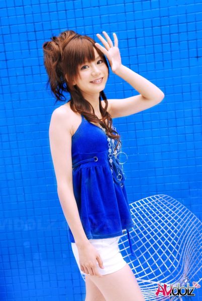 Молодо выглядящая Японская девушка Анна Ватанабе моделирует не обнаженную натуру в шортах