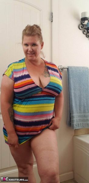 Зрелая толстушки Крис Энн снимает платье перед тем, как принять душ в обнаженном виде