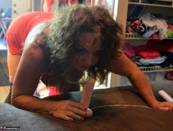 Зрелая женщина Дебби Делишес щеголяет волнистыми волосами, посасывая секс-игрушку