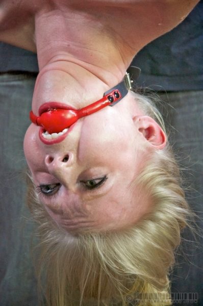 Блондиночку Сару Джейн Цейлон избили палкой по заднице, подвешенной вверх ногами