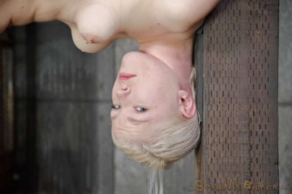 Молодую блондинку Эллу Нову мастурбируют после того, как она оказалась беспомощной в подземелье