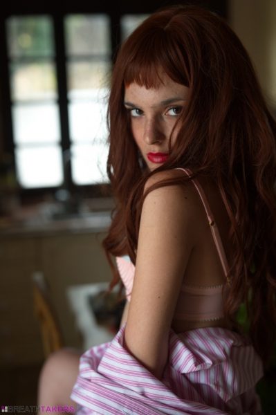 Красивая рыжеволосая Катерина Фокси бросает соблазнительные взгляды во время съемки без обнаженной натуры