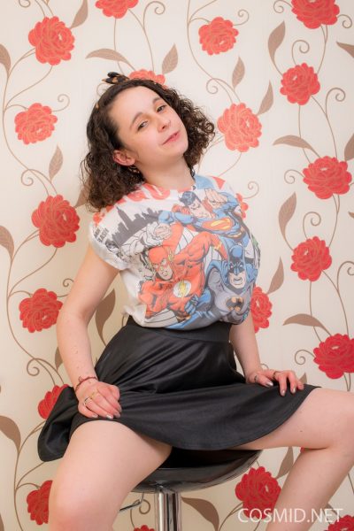 Симпатичная Ханна Болли сверкает обнаженной задницей в горячей юбке с обнаженными натуральными большими сиськами