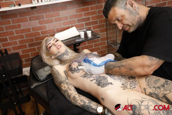 Блондинка Эмбер Люк ласкает свою пизду после того, как сделала новую татуировку в студии