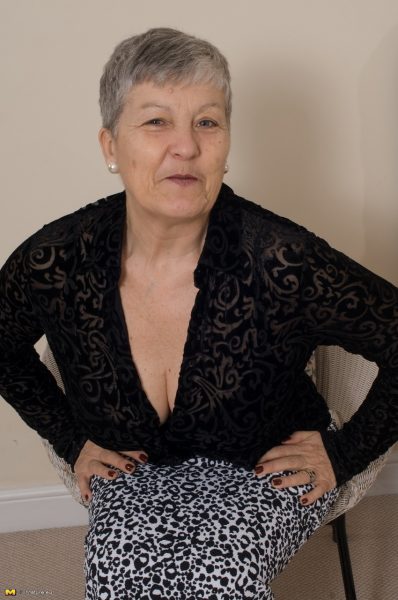 Седовласая бабушка из Великобритании раздевается до своего шелкового нижнего белья и нейлоновых чулок
