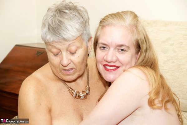 Пожилая толстая леди Ката демонстрирует бритую киску после раздевания в гостиной