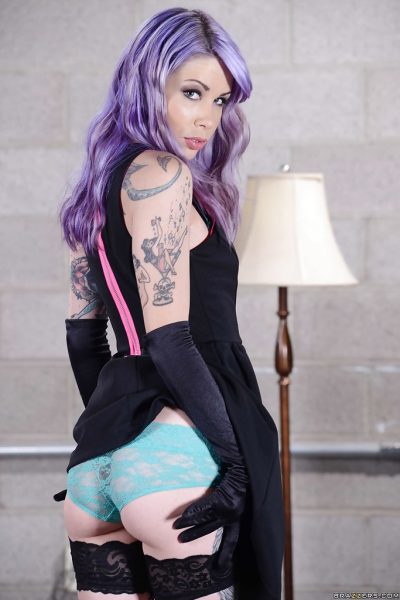 Потрясающая татуированная красотка порнозвезда Кристал раздвигает свою тугую киску
