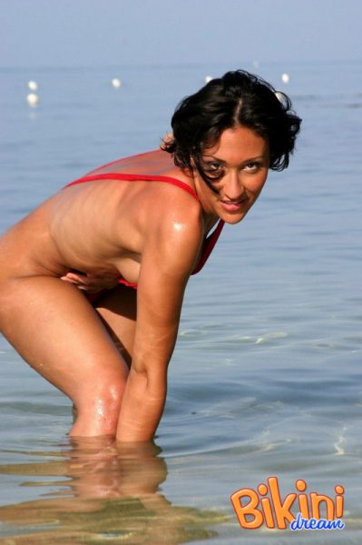 Испепеляющая брюнетка Лиза дразнит потрясающими большими сиськами в купальнике на пляже
