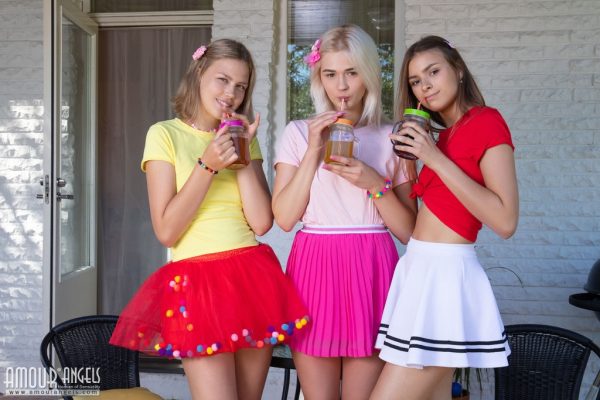 Три молодо выглядящие девушки раздеваются вместе после того, как потягивают сок