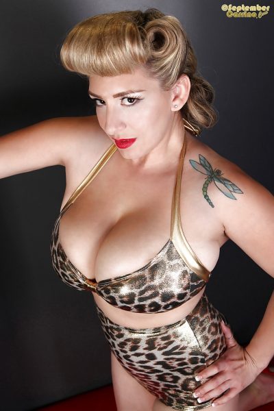 Татуированная блондинка Сентябрь Каррино демонстрирует свои гигантские большие сиськи