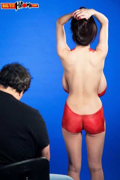 Азиатка Хитоми покрывает свои большие отвисшие груди краской для тела