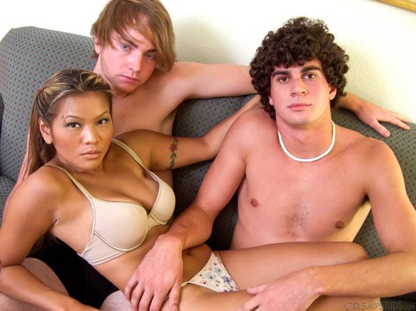 Азиатская студентка колледжа щупает свои загорелые груди своими друзьями-мужчинами