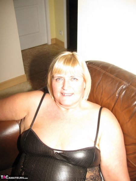 Любительская толстушки Крисси Великобритания освобождает свои интимные места от нижнего белья в чулках