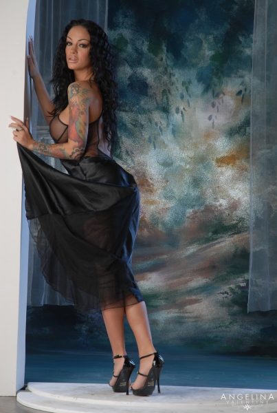 Длинноногая латиноамериканка Анджелина Валентайн снимает длинное черное платье, чтобы позировать обнаженной