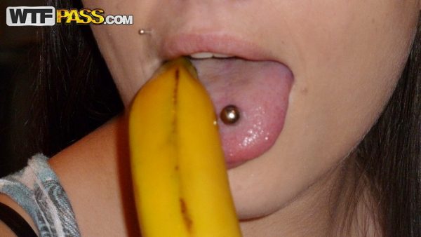 Любительская девушка Бренди лижет банан проколотым языком, прежде чем дать головку