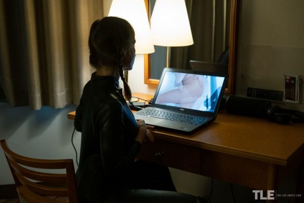 Возбужденная молоденькая Аглона расстегивает комбинезон, чтобы мастурбировать во время просмотра порнофильма