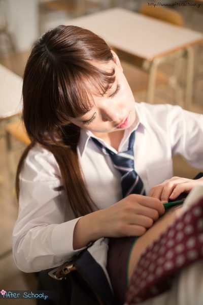 Азиатская школьница сидит на коленях у учителя