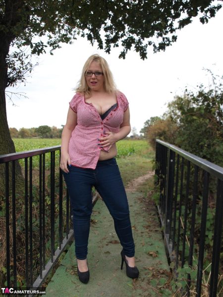 Любительская толстушки Синди Бюст обнажает свои большие сиськи и пизду на загородном мосту