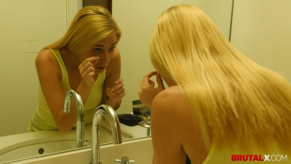 Блондинка Каденс Люкс получает нежелательную сперму на лицо за то, что она плохая девочка