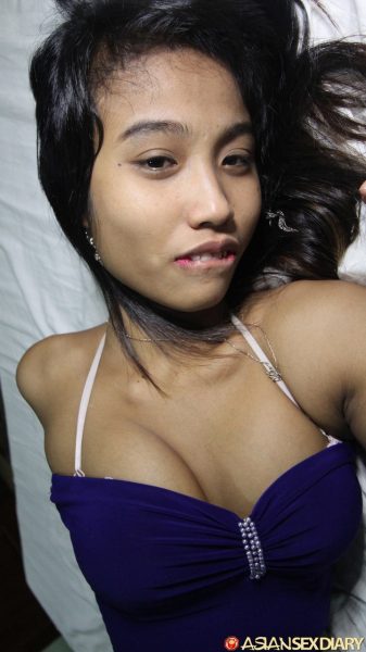 Филиппинская девушка порно снимает свои милые трусики и бюстгальтер, чтобы позировать обнаженной
