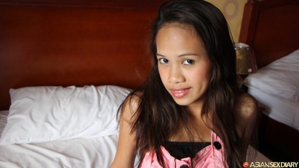Молодая филиппинка раздевается перед тем, как доставить удовольствие секс-туристу