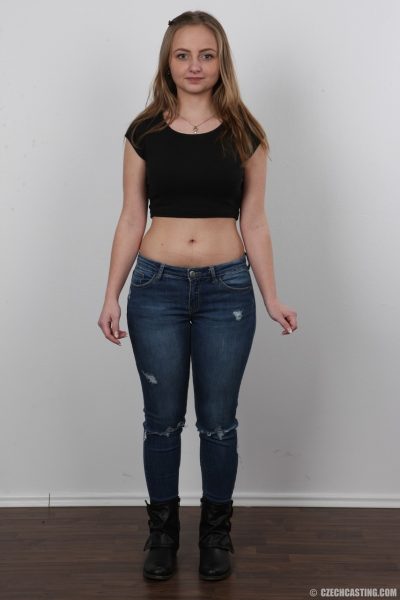 Молодая блондинка Ирена снимает джинсы и стоит совершенно голая перед камерой