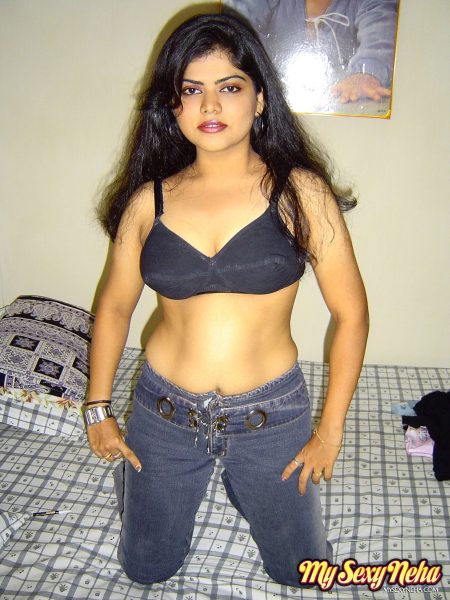 Горячая индийская любительница Неха Наир обнажает свои пухлые сиськи и круглую жирную задницу