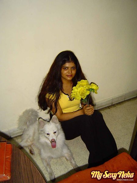 Индийская девушка Неха улыбается на своем красивом лице во время не обнаженных поз