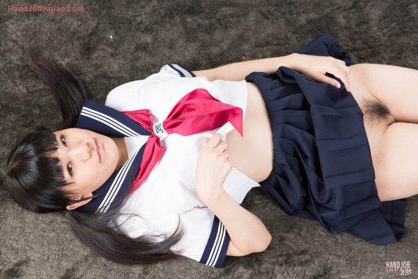 Симпатичная японская школьница обнажает свою киску, прежде чем получить сперму на лицо после HJ