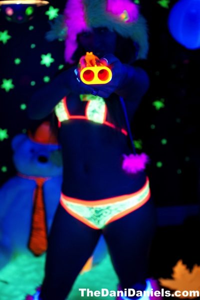 Сексуальная цыпочка-косплейщица Дэни Дэниелс выставляет напоказ свои светящиеся горячие штучки в черном свете