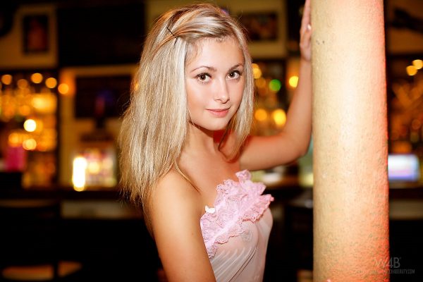 Блондинка Винтер Пич сверкает своими сиськами перед тем, как раздеться в стрип-клубе
