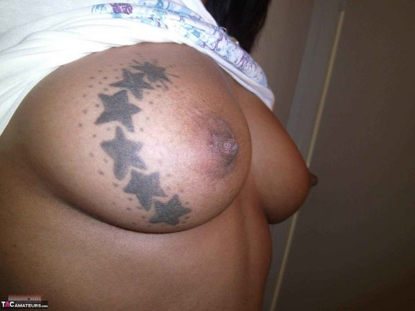 Любительница негритянок делает селфи со своими большими татуированными сиськами и лысой вагиной