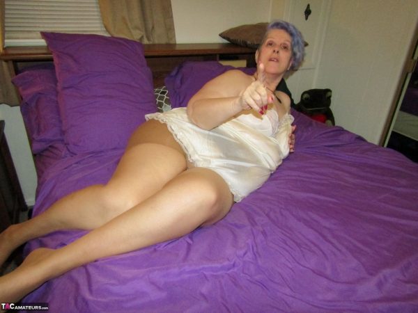 Толстая бабуля БанниГрам работает без наручников, прежде чем отсосать член на своей кровати