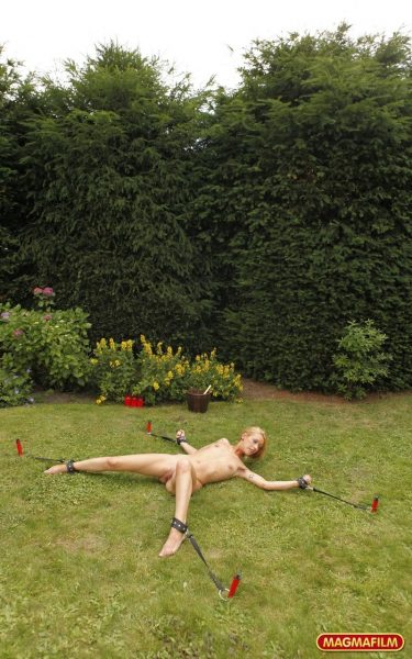 Покорная блондинка Белла Блоу выплевывает сперму после БДСМ-игры на заднем дворе
