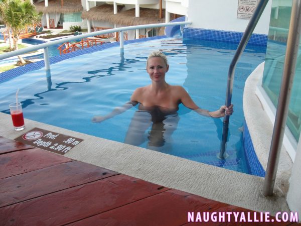 Большая сиськастая блондинка Элли трахается пальчиком после отдыха в бассейне