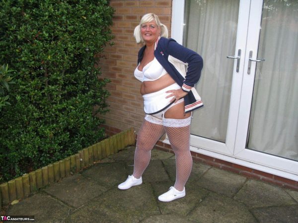 Зрелая толстушки Крисси Великобритания обнажает свои сиськи и задницу, орудуя теннисной ракеткой