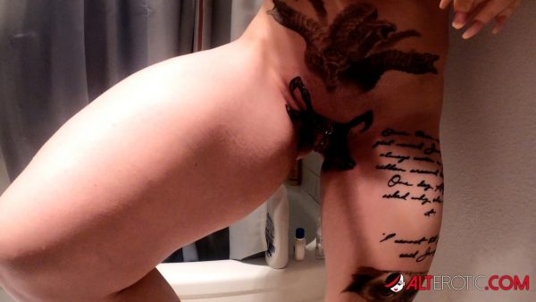 Татуированная цыпочка Миша Монтана трогает пальцами свою проколотую киску в душе