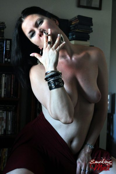 Сольная модель Мина гладит свою бритую вагину, куря сигарету