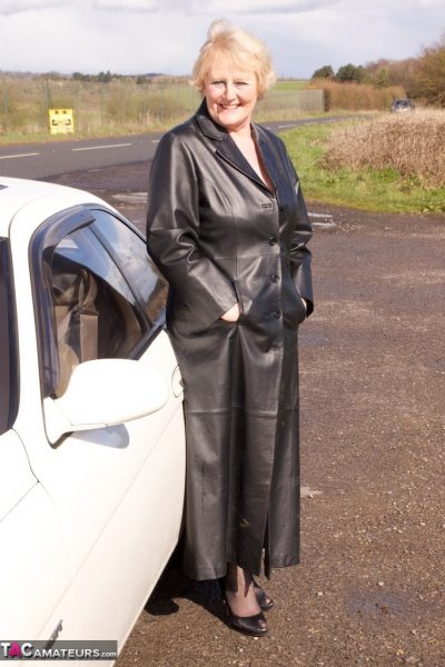 Бабушка Клэр Найт носит пальто, под которым нет ничего, кроме сексуального нижнего белья