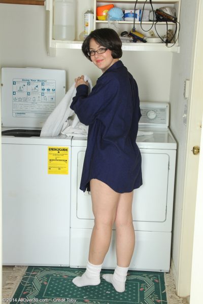 Симпатичная домохозяйка Карлита Джонсон раздевается в прачечной, чтобы позировать в носках