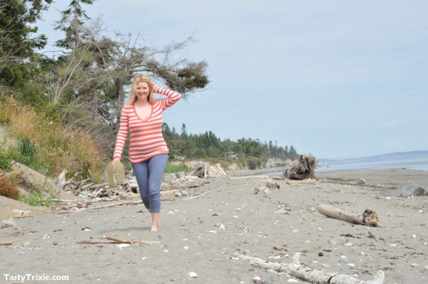Леди средних лет вкусная Трикси демонстрирует свои гибкие пальцы ног и сиськи на пляже
