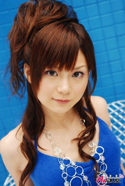 Молодо выглядящая Японская девушка Анна Ватанабе моделирует не обнаженную натуру в шортах