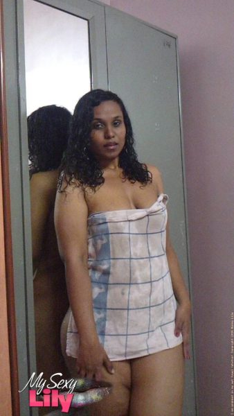 Индийская толстушка Лили Сингх показывает свою голую задницу и натуральные сиськи перед зеркалом