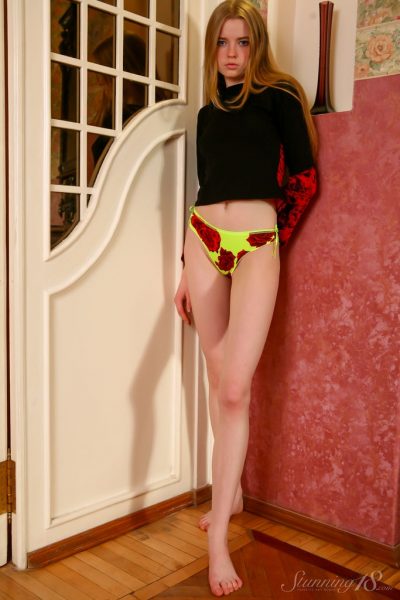 Молодая модель Аврил А сама ходит топлесс в бикини