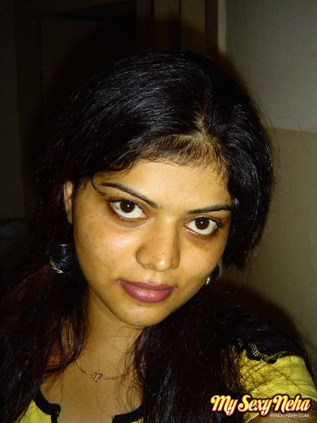 Индийская девушка Неха улыбается на своем красивом лице во время не обнаженных поз