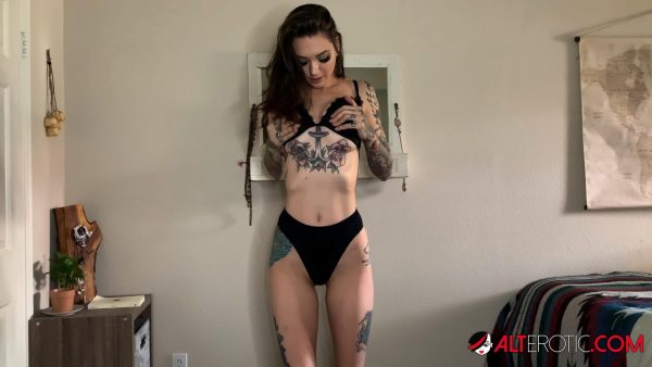 Татуированная девушка Рокки Эмерсон засовывает вибратор в свою безволосую киску