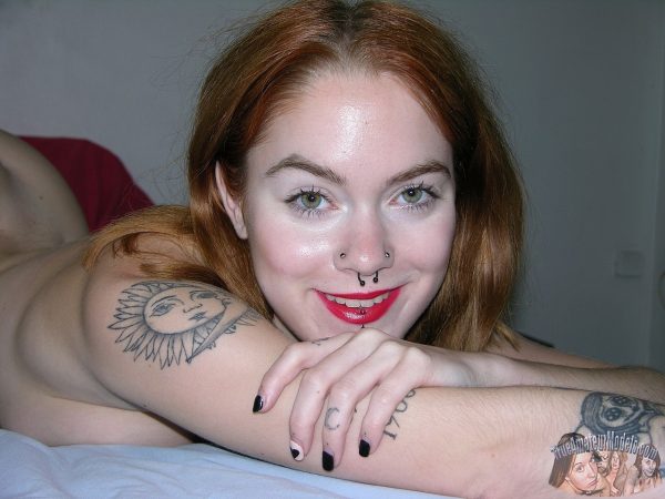 Татуированная рыжая Сейдж Ф машет после того, как впервые позирует обнаженной
