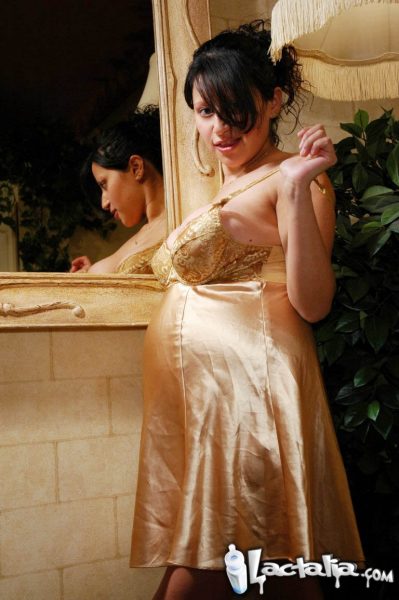 Беременная латиноамериканка Талия снимает золотое нижнее белье, чтобы предстать обнаженной