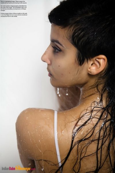 Индийская девушка соло снимает свое мокрое платье, чтобы позировать обнаженной в ванне
